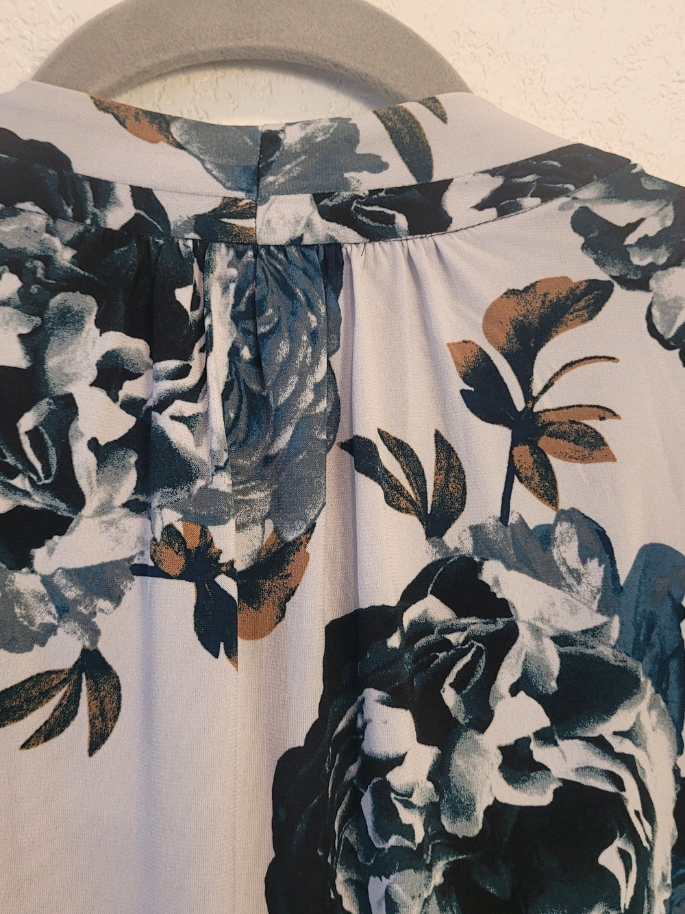 Calvin Klein Floral White & Blue Roses Long Sleeve Button Blouse Size L Casual - Picture 4 of 10